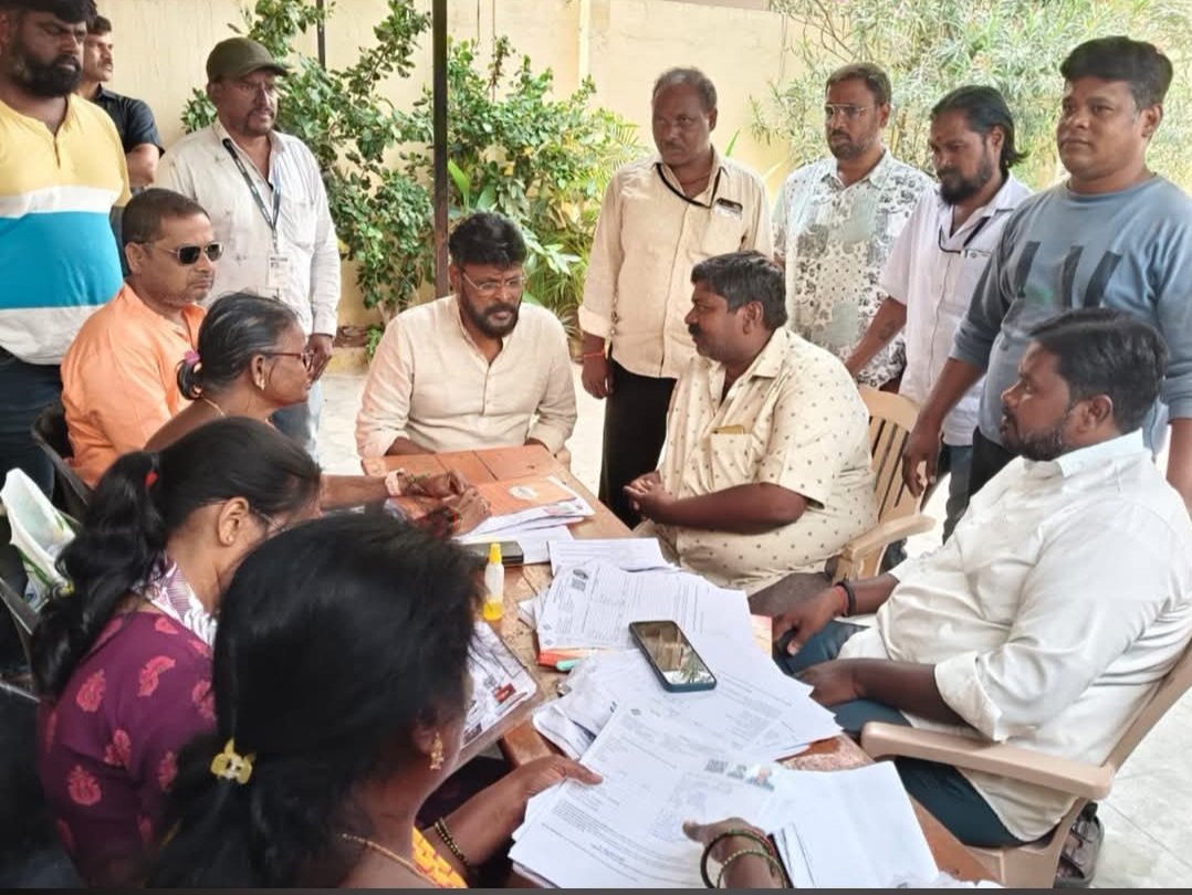 SIR కార్యక్రమం ని ప్రత్యక్షంగా పరిశీలిస్తున్న బిజెపి అధికార ప్రతినిధి చీకోటి ప్రవీణ్