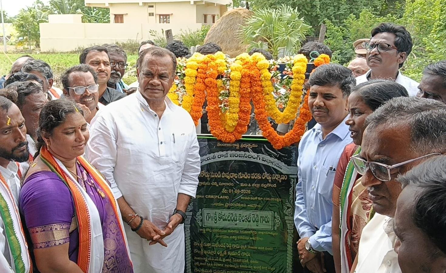  చిన్న సూరారం పీడబ్ల్యూడీ రోడ్డు నుంచి పావురాలగూడెం వరకు నూతనంగా నిర్మించిన సీసీ రోడ్డు
