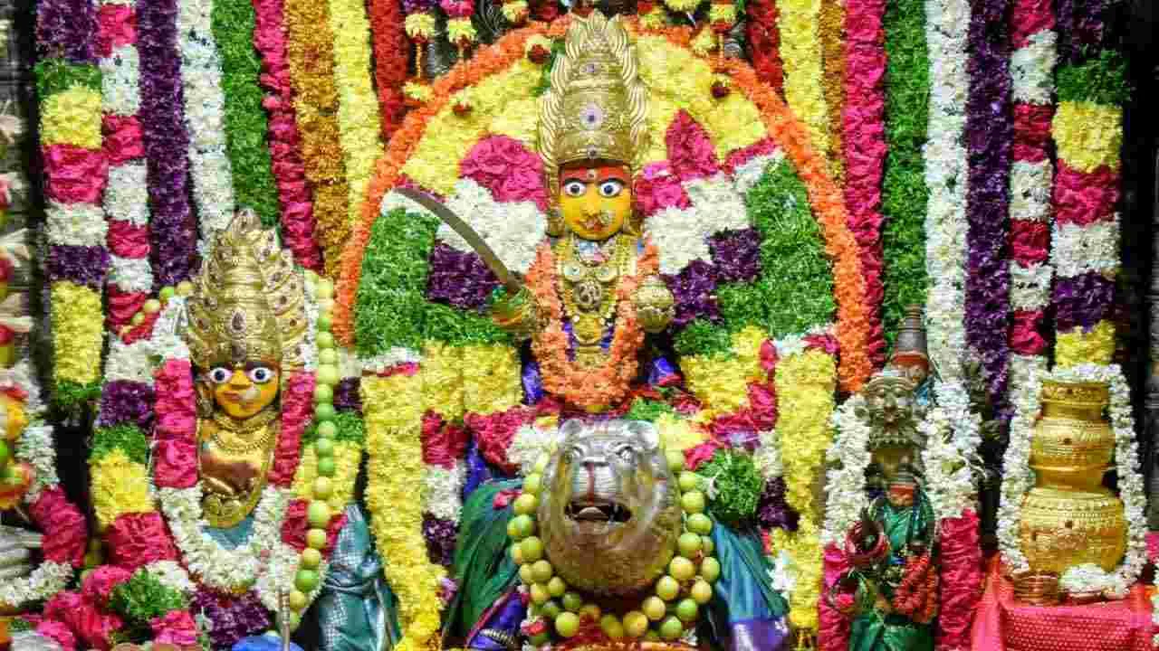 ఉజ్జయిని మహంకాళికి బోనాల శోభ- ఆలయ కథేంటో తెలుసా? రంగం అంటే ఏంటి? 