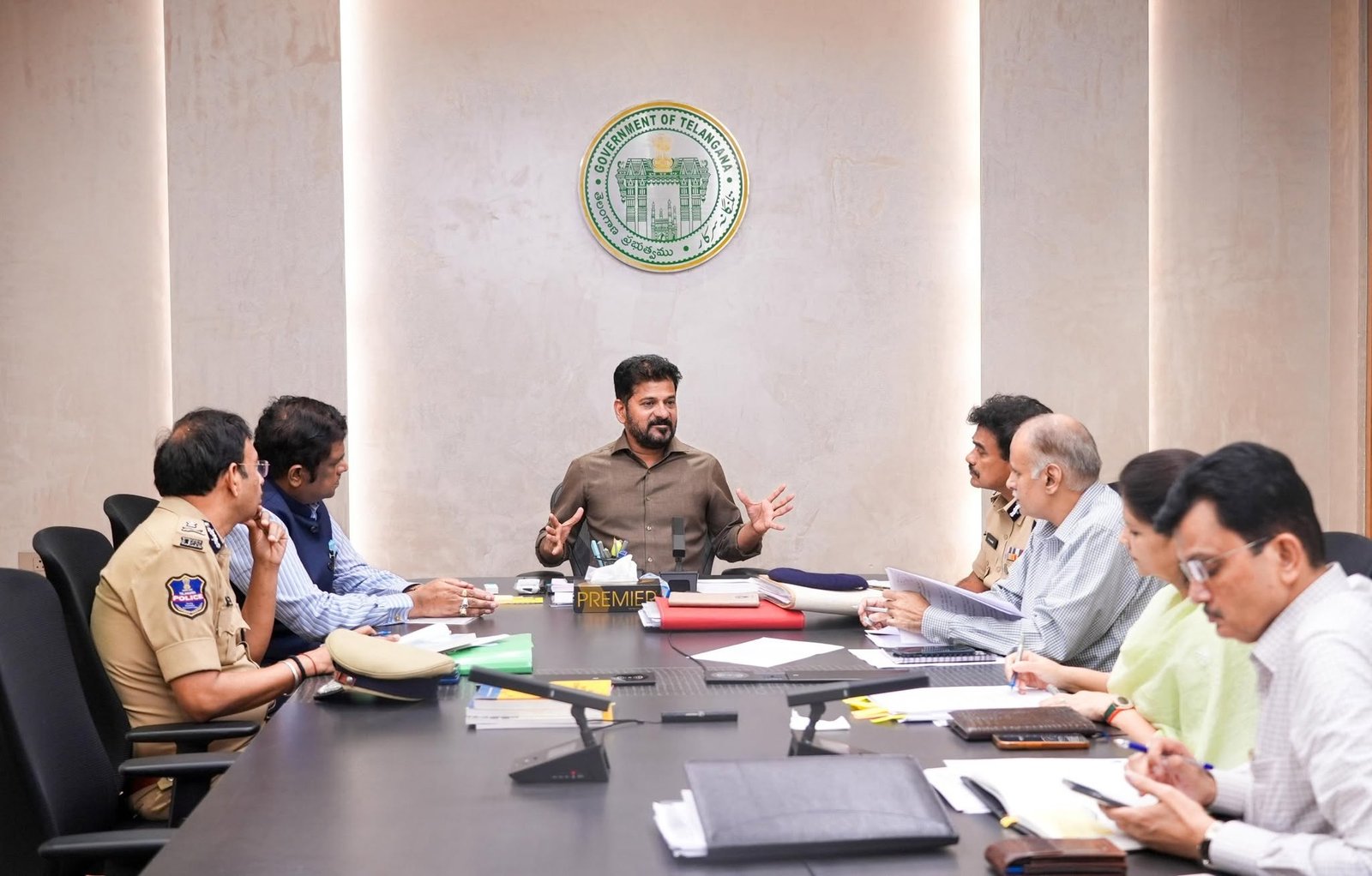 పోలీస్ ఉద్యోగ నియామకాల భర్తీ ప్రక్రియను పకడ్బందీగా నిర్వహించాలని ముఖ్యమంత్రి శ్రీ ఎ. రేవంత్ రెడ్డి గారు ఉన్నతాధికారులను ఆదేశించారు.