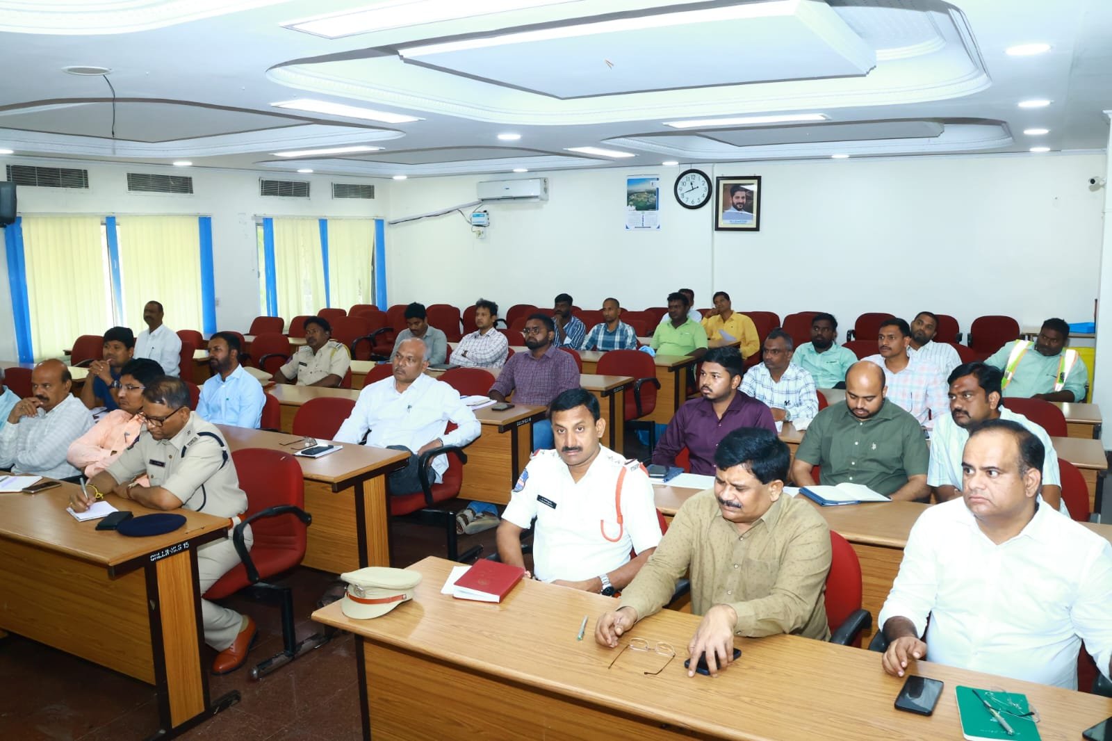 రహదారిపై ప్రమాదాల నివారణకు హైవే పెట్రోలింగ్ పెంచడంతోపాటు, ప్రమాదాలు సంభవించకుండా అన్ని జాగ్రత్తలు తీసుకోవాలని“:అదనపు కలెక్టర్ ప్రేమ్ కరణ్ రెడ్డి  - Additional Image