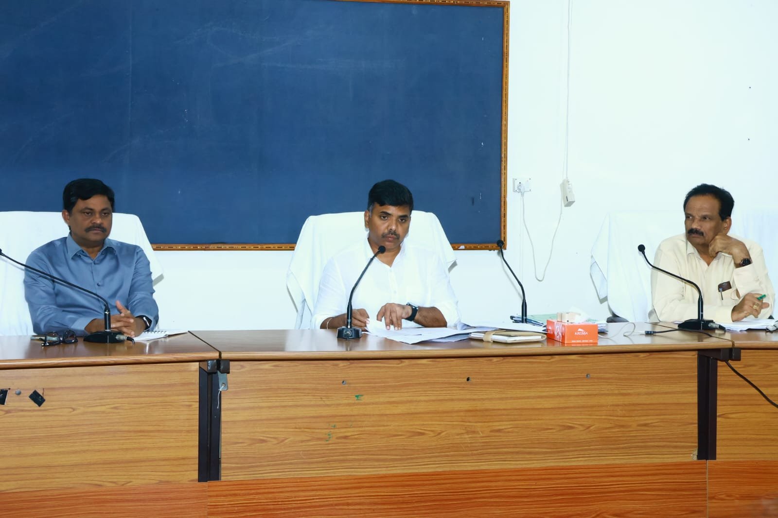 భూభారతి, అసైన్డ్ భూములు, ఎస్‌ఐఆర్, రీ-సర్వే పనులపై అధికారులు ప్రతిరోజూ ప్రత్యేక దృష్టి సారించి జాగ్రత్తగా పని చేయాలని జిల్లా కలెక్టర్ బి. చంద్రశేఖర్  - Additional Image