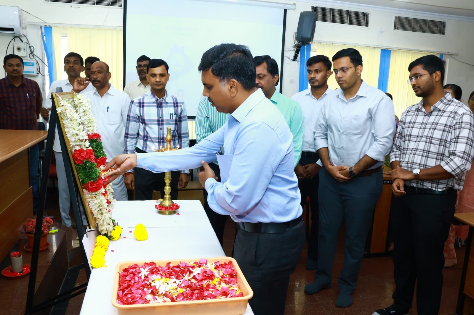 ప్రజాకవి, పద్మ విభూషణ్ కాళోజీ నారాయణరావు సాహిత్యం ఆచరణీయమని జిల్లా కలెక్టర్ బి. చంద్రశేఖర్ అన్నారు.
